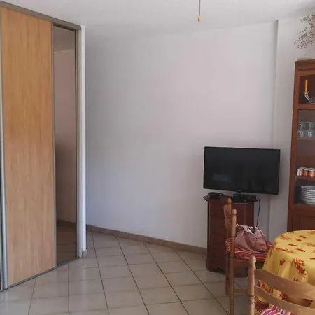 Апартаменты Charming Residence Studio With Balcony And Garden Йер